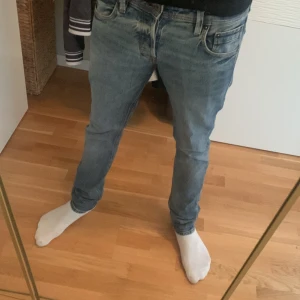 Jack & Jones jeans - Säljer ett par blå jeans från Jack & Jones i storlek 28/32. Jeansen är slim fit. Priset kan diskuteras vid snabb affär.