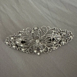 Silverfärgat spänne - Silverfärgat spänne som man fäster bak eller framtill på tröjan för att få en snygg touch på outfiten (se sista bilderna på exempel)