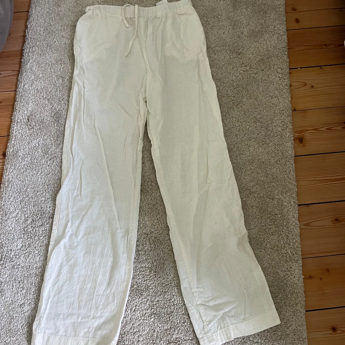 Vita linnebyxor från Monki XS