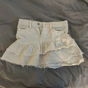 Fin oanvänd kjol från Gina - Jätte fin oanvänd kjol från Gina. Säljer då den är för liten på mig