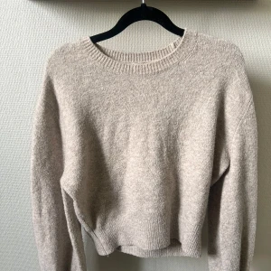 Beige stickad tröja från  ”Other Stories” - Beige stickad tröja från ”Other Stories”. Använd ett fåtal gånger och är i fint skick. 