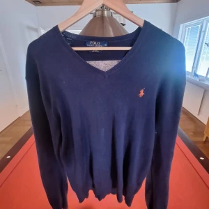 Polo Ralph Lauren V Neck Sweatshirt - En härlig V neck från polo i bra skick, är en riktigt skön tröja och ser bra ut! Marinblå och redo för ny ägare. Kontakta gärna om funderingar!