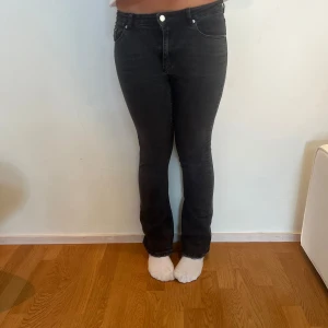 Svarta bootcut jeans - Säljer ett par svarta jeans med bootcut-modell. Byxorna är lite för små för modellen som man kan se på bild. Modellen är 171cm lång och byxorna är i bra skick. 