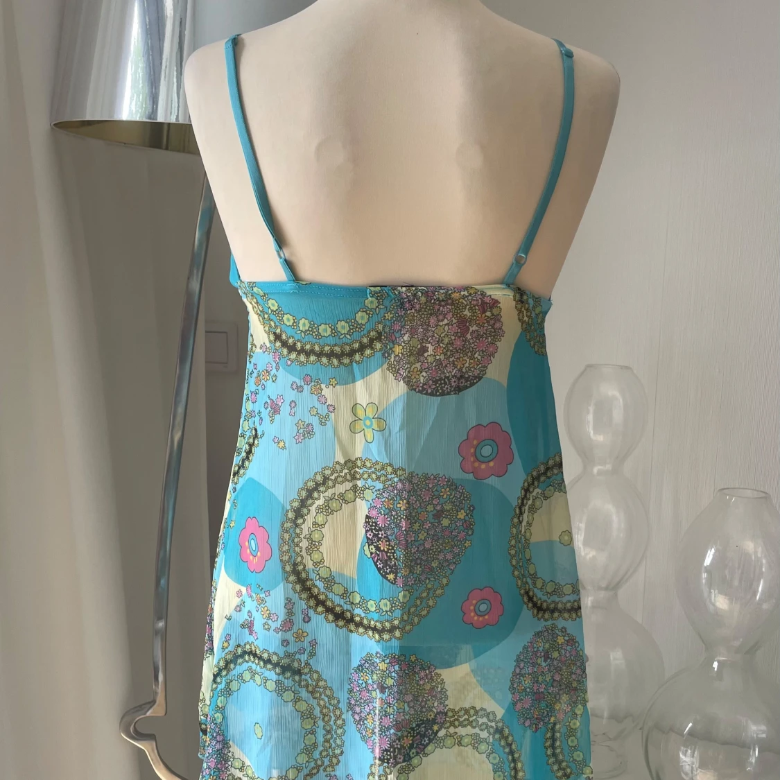 Blommig blå kortklänning med knyt - 1