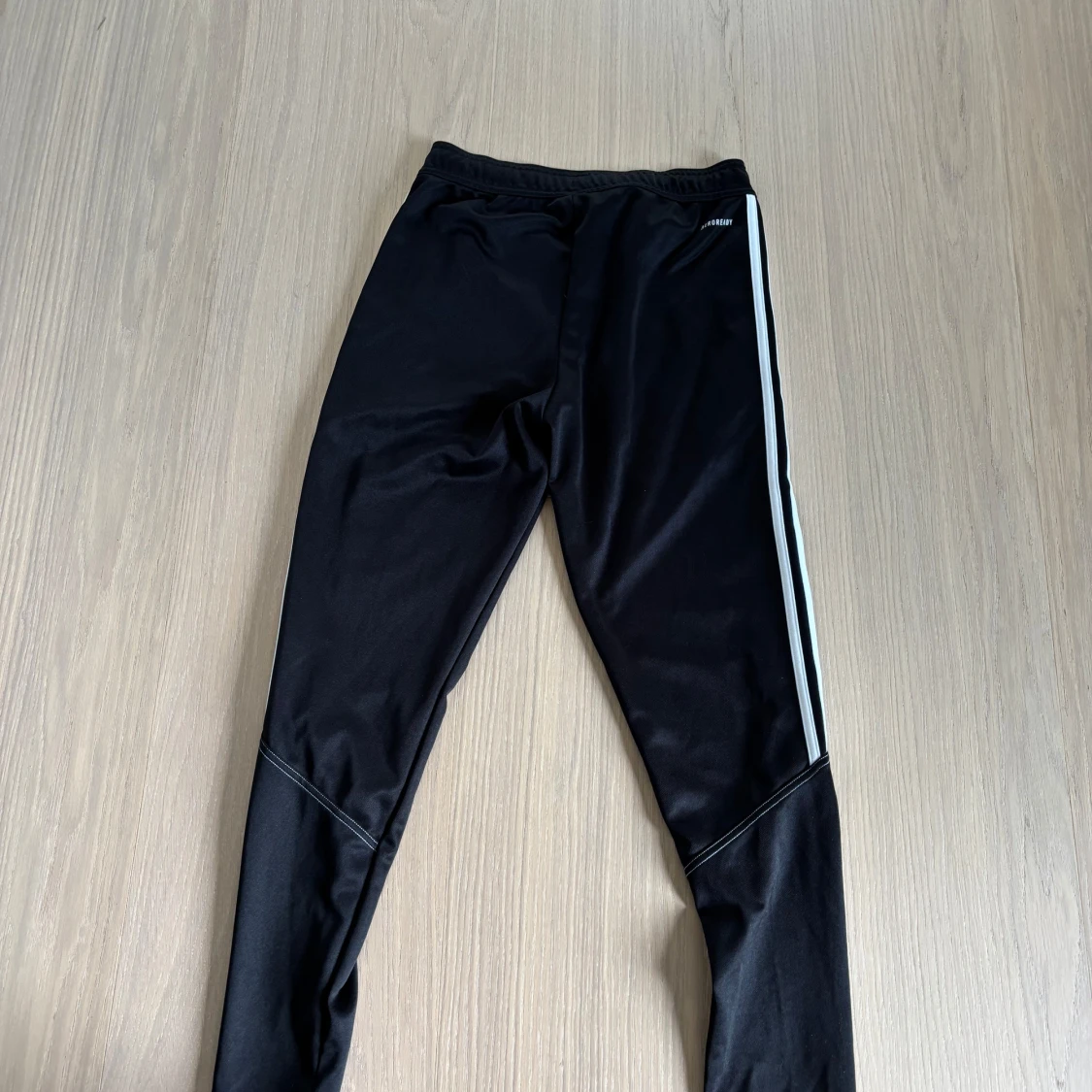 Svarta Adidas träningsbyxor S - 1