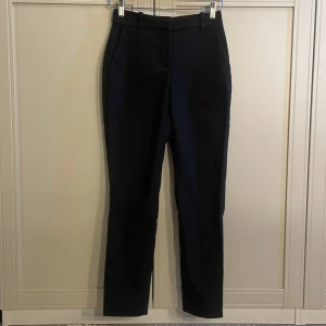 Kostymbyxor  - Svarta kostymbyxor petite från H&M i storlek 34