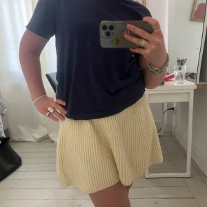 Minikjol Zara - Stickad cremefärgad kjol från Zara med prislapp kvar, perfekt till hösten