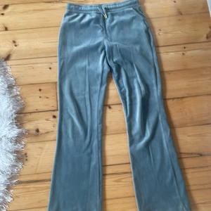 Blå fleece mjukisbyxor med snörning - Mysiga ljusblå mjukisbyxor i fleece med bootcut-ben och resår i midjan💓. Byxorna har snörning framtill och två bakfickor. Perfekta för chill dagar eller när du vill vara extra bekväm. Kommer aldrig till användning längre😊