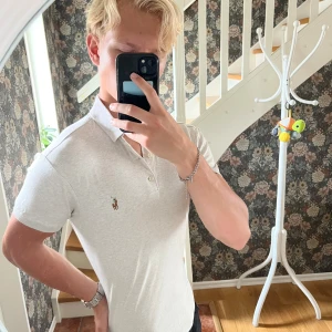 Ralf lauren pike - Säljer min unika Ralf lauren piké då den har blivit förliten för mig. Den har inga skador eller defekter. Kontakta mig om minimerar över något eller är intresserade. Det står m men känns som S jag är lite över 180 och den är förliten för mig i längden. Nypris 1100kr