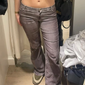 Grå manchesterbyxor bootcut - Jättesnygga lågmidjade bootcut byxor i Manchester. Säljer då de tyvärr är för små på mig. Alla bilder är mina, de två där jag bär jeansen är gamla bilder på mig! 