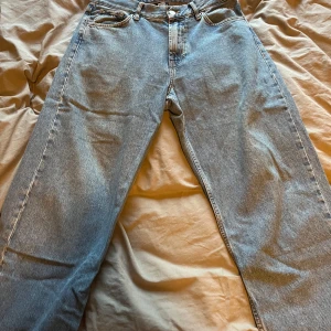 Blå jeans från Sweet Skateboarding Co - Snygga ljusblå jeans från Sweet Skateboarding Company med klassisk femficksdesign och raka ben. Jeansen har en cool skater-vibe och är tillverkade i slitstarkt bomullsjeans. Perfekta för dig som gillar streetstyle och vill ha en avslappnad look.