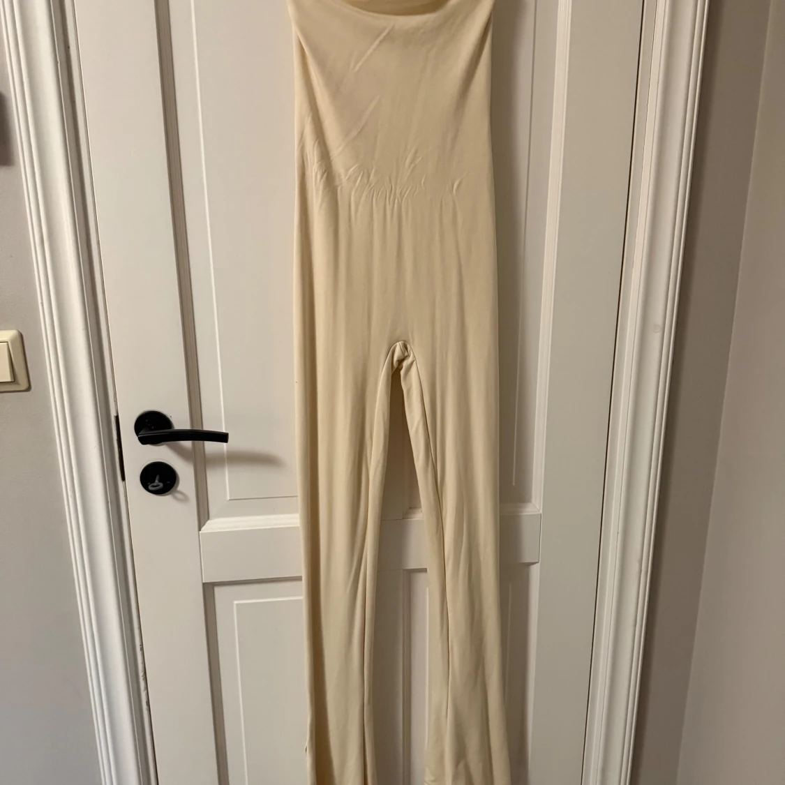 Beige byxdress i stretchigt material