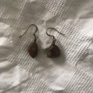 Bruna stenhängda örhängen - Unika örhängen med oregelbundna bruna stenar och metallkrokar i antik stil. Stenarna har naturliga färgskiftningar.