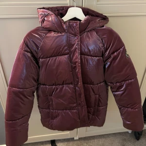 Vinröd vinterjacka från Minoti - Säljer en vinröd vinterjacka från Minoti för att den inte kommer till användning! Den är i väldigt bra kvalité och har inga slitningar. Storleken är 158/164 och passar mig som vanligtvis har XS i jackor!💞💞