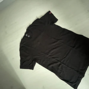 Svart Levi’s tröja  - En svart levi’s tröja i T-shirt som är i mycket bra skick och bara använd någon gång. Fukar till både män och kvinnor. 