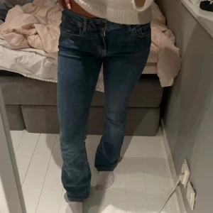 Blå jeans Zara - Säljer dessa fina low rise jeansen från zara, säljer på grund av att de är för korta, uppsprätta längst ner därav pris, säljs inte mer ❤️