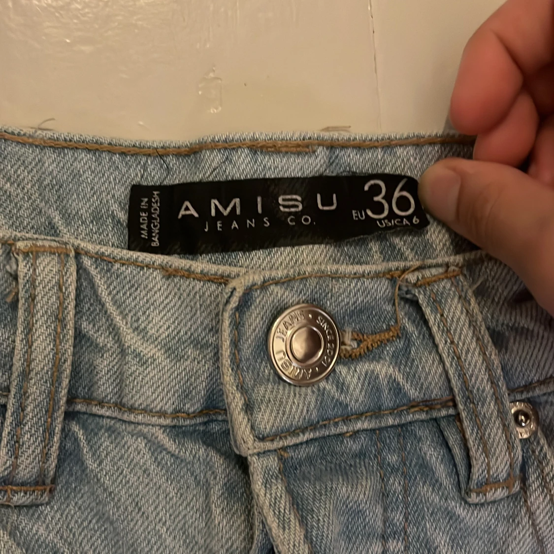 Ljusblå raka jeans från Amisu - 2