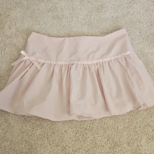 Minikjol - Super gullig mini kjol i strl m🤍 Den har dragkedja på sidan och shorts under, jag har aldrig använt så i fint skick!💘 Mått: midjemått: ca 77 cm längd: ca 30 cm