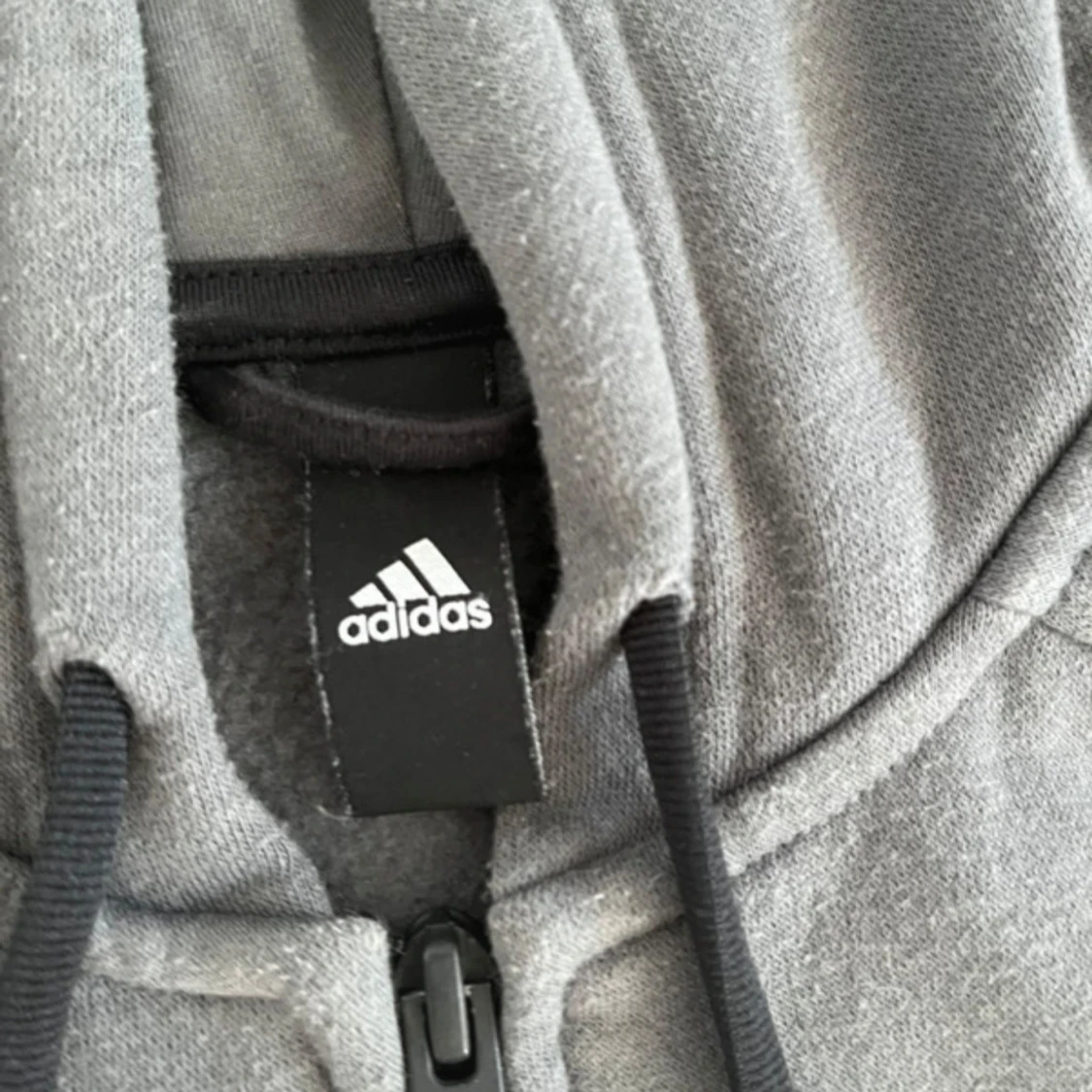 Grå hoodie från Adidas med svarta ränder - 2