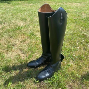 Optimum Monaco svarta ridstövlar - Snygga höga ridstövlar från Optimum Monaco i svart europeiskt läder. Klassisk design med snörning framtill och högt skuren båge för en clean och elegant look. Perfekta för dig som vill ha stil på ridbanan.