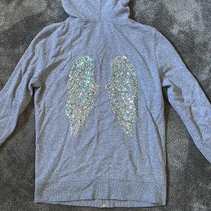 Victoria’s Secret tröja - Jättefin huvtröja från Victoria’s Secret med fina glittriga vingar på baksidan, tröjan har fina detaljer och passar någon i strl S💖