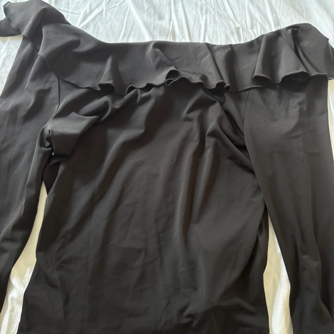 Svart offshoulder volangblus NA-KD