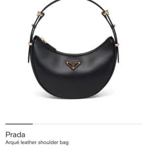 Prada Arqué väska, Svart - Prada Arqué axelremsväska i läder – Svart Nypris: 2 300 €   Säljer min äkta Prada Arqué väska i svart skinn. Den var en present från mitt ex och har bara använts vid två tillfällen – så den är i nästintill nyskick.   ✨ Original dust bag från Prada medföljer ✨ Inget kvitto (då det var en gåva)    Säljer då jag inte använder den och tycker att den förtjänar att komma till någon som faktiskt kommer ge den mer kärlek. Skicka ett meddelande om du vill ha mina bilder eller har frågor 💌