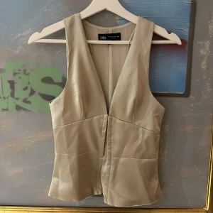 Champagnefärgad festtopp  - Jätte snygg populär topp från Zara som är för liten för mig tyvärr!