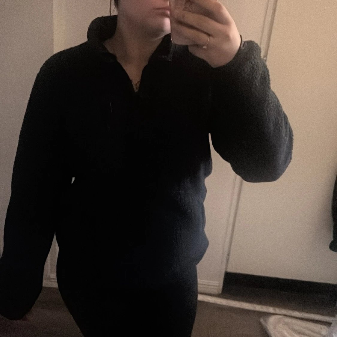 Svart fleece hoodie med half zip