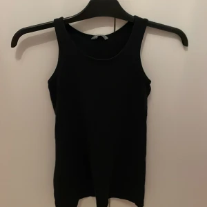 Svart linnetopp från Lindex Kids - Enkel och stilren svart linnetopp från Lindex Kids. 