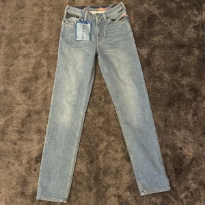 Acne Studios jeans - Snygga ljusblå jeans från Acne med unika camo-detaljer på fickor och insida midja. Skitnajs men tyvärr för små för mig. Aldrig använda. Originalpris 2500kr men säljer för 800kr. 