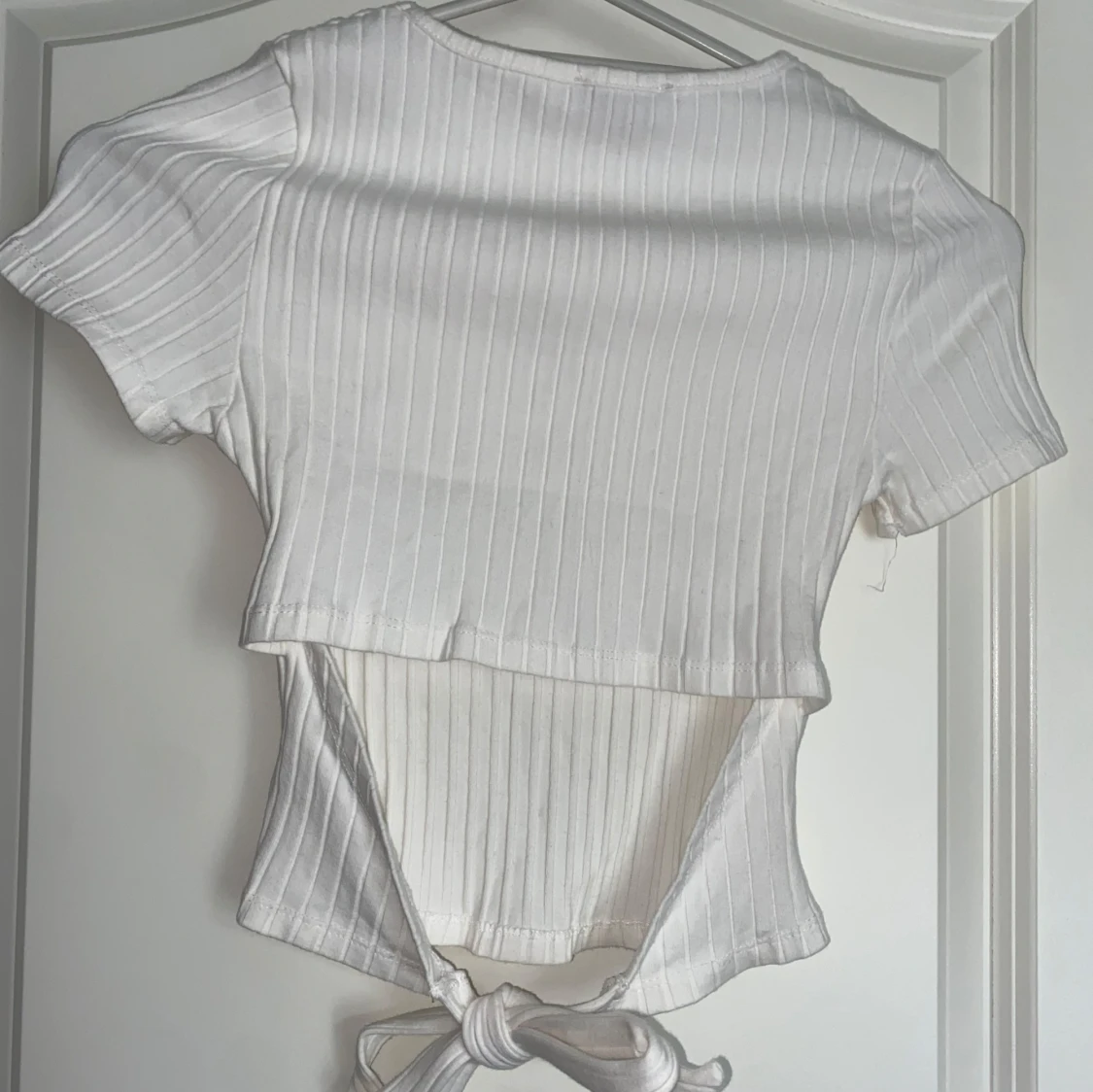 Vit ribbad topp med knytning