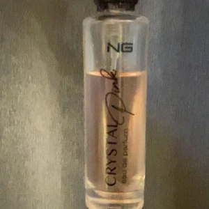 Crystal Pink parfym från ZIG - Crystal Pink eau de parfum från ZIG i en smal, cylindrisk glasflaska. Parfymen har en ljusrosa ton som syns genom det klara glaset. Snygg och stilren design som känns modern och fräsch. Kom utan kork💕Säljer då doften inte passar mig. Luktar super gott dock 