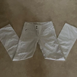 Vita Levis bootcut jeans - Lågmidjade levis jeans med fickor fram och dubbel knäppning. Storlek xs-s, för små på mig som har 36-38 i byxor. Mått som på bilden 🌸