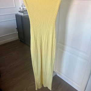 Gul ribbad långklänning FB Sister - Snygg gul ribbad långklänning från FB Sister. Klänningen har slits bak .