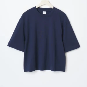 Mörkblå t-shirt i bomull - Jättesnygg och skön T-shirt från Gina tricot, älskar färgen och passformen🥰 använd 1 gång 