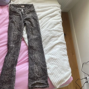 Leopardmönstrade bootcut jeans -  Jeans från Nelly. helt oanvänd
