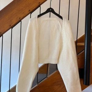 Vit stickad bolero från Shein  - Superfin vit stickad bolero från SHEIN i storlek S. Koftan är croppad med breda, långa ärmar och har en öppen front utan knappar. Aldrig använd!!💕 fler bilder kan skickas💕