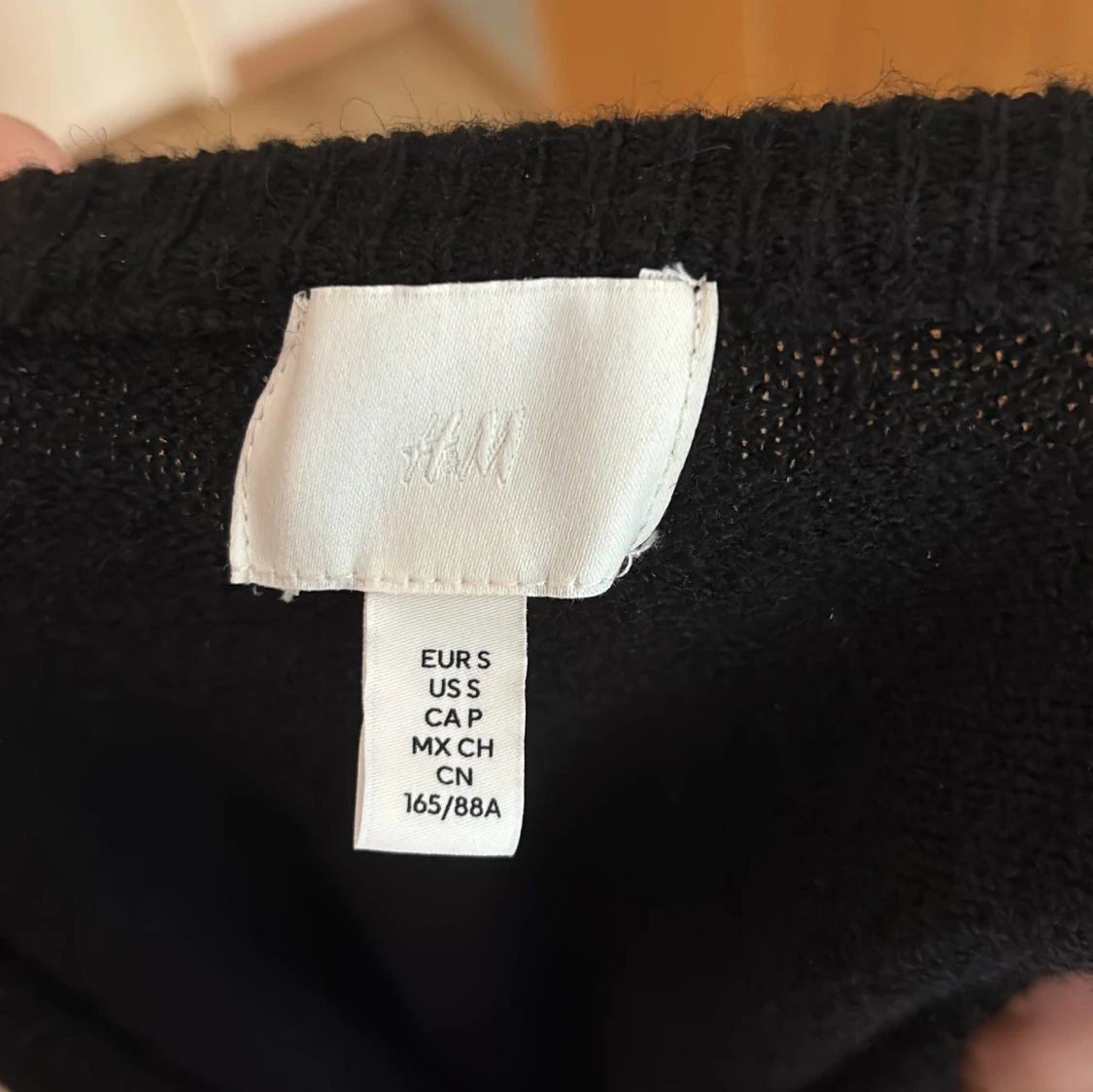 Svart kofta med pärlknappar från H&M - 2