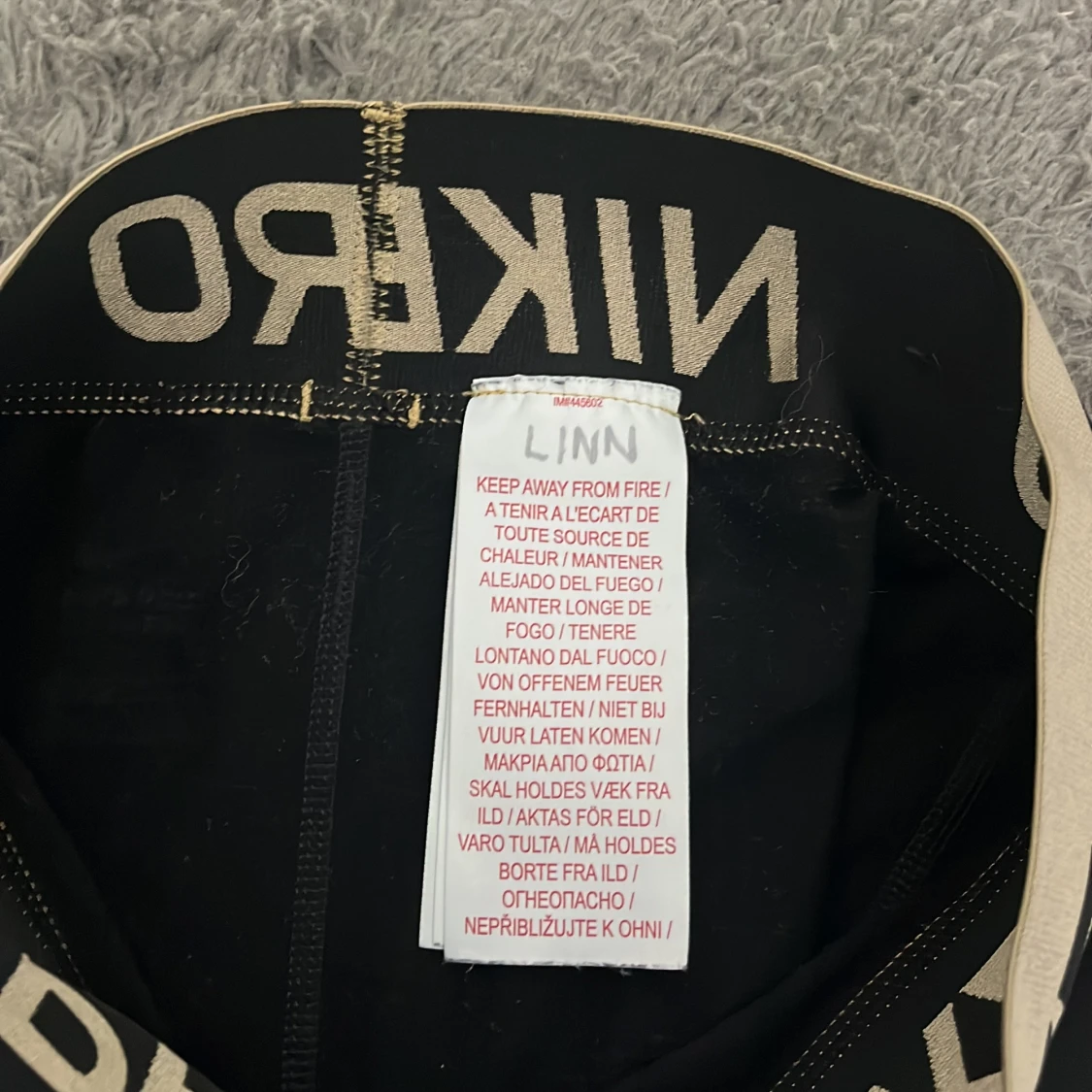 Nike Pro svarta tights med guldiga detaljer - 2