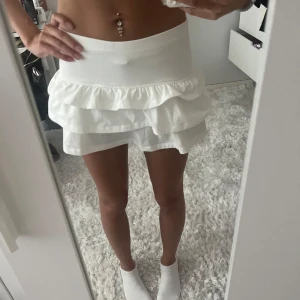 Vit volangkjol med lager på lager - Supersöt vit kortkjol med dubbla volanger och bred midja💕💕