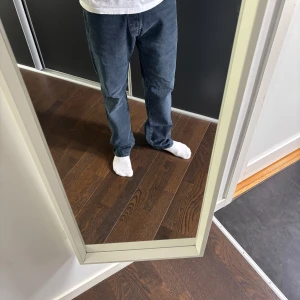 Levis 501 Mörkblå W31 L32 - Levis 501 i storlek 31/32. Ser ut som slim fit men känns inte lika slim, stora sköna fickor. Använda ett fåtal gånger men säljer för det va inte min stil. Hör av dig om du vill köpa eller veta mer