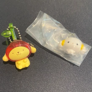 Sanrio Pompompurin Nyckelring - Oanvänd. Priset gäller för båda artiklar.