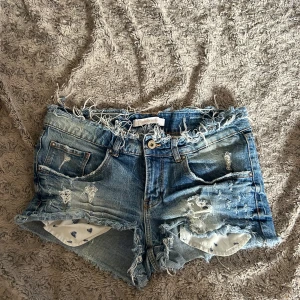 Lågmidjade jeansshorts  - Snygga lågmidjade jeans shorts💓 köpt på plick