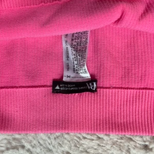 Rosa shorts från Zara  - Säljer rosa shorts från Zara, mjuka och sköna att ha på sig. Passar perfekt till en slapp tröja eller topp