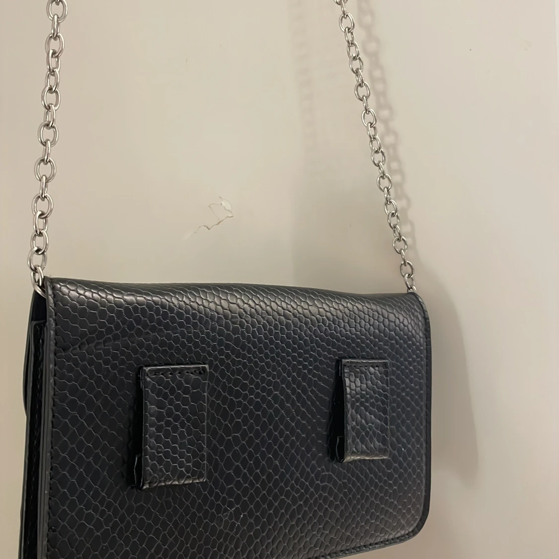 Svart kuvertväska med kedja - 1