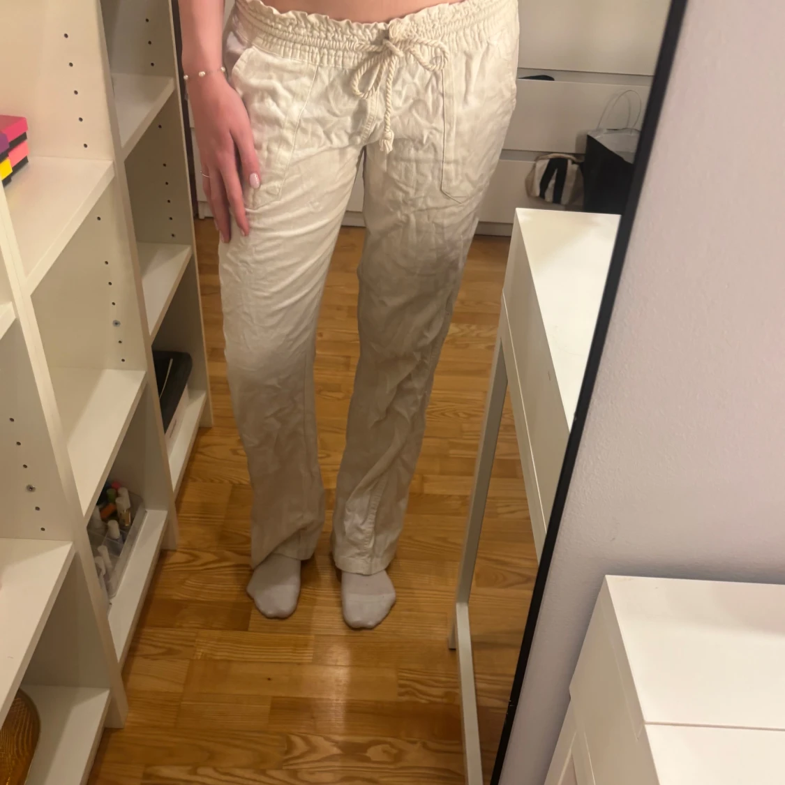 Beiga linnebyxor med snörning