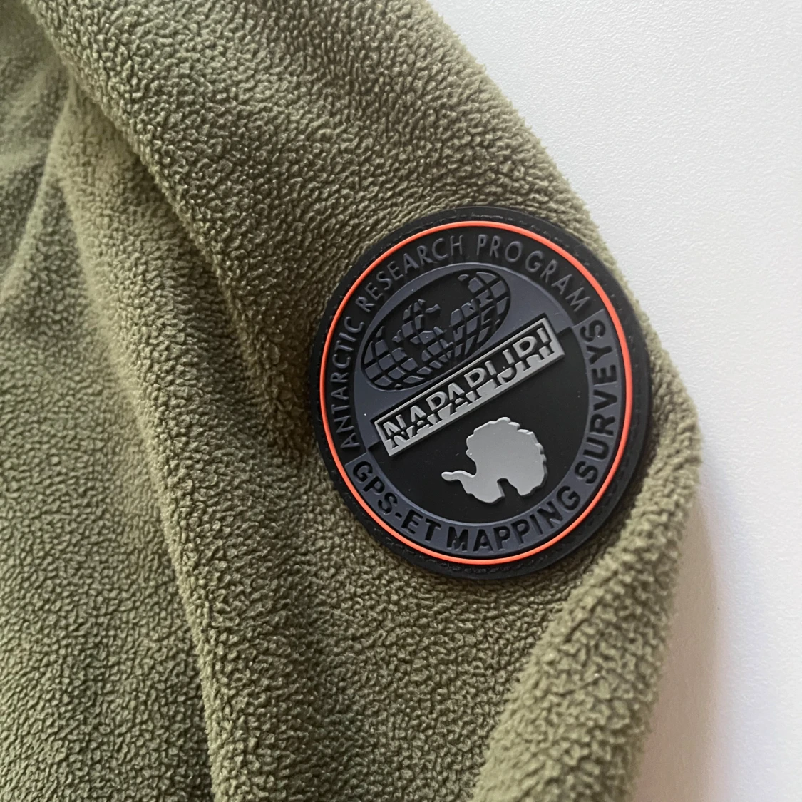 Olivgrön fleecejacka från Napapijri storlek XL/L - 3