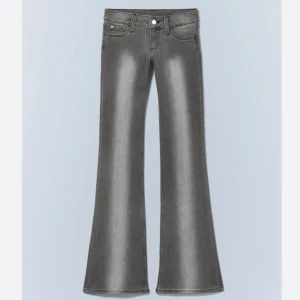Grå bootcut jeans med utsvängda ben - Skitsnygga gråa jeans från weekday. Mina mest lågmäldare jeans hahaha men super snygga verkligen! Jag är ca 168 och dom passar perfekt. Lite dåliga bilder men ska försöka hitta bättre, annars kan jag skicka när jag kommer hem❤️Använda typ 5 gånger då jag helt enkelt glömt bort de
