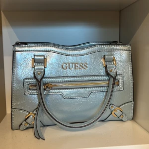  handväska från Guess - Säljer min jätte fina guess väska! Köpt på barkarby för 1500kr. Använt max 2 gånger därför är den som helt ny! Skriv för fler funderingar❤️❤️❤️